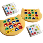 Blocos do GeoPlay sendo encaixados por formato. Exercício ideal para coordenação olho-mão e lógica infantil
