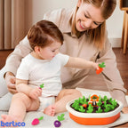 Brincadeira de faz de conta com regador na MiniHorta Kids. Incentiva o cuidado com a natureza e a responsabilidade