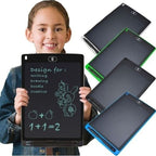 Criança desenhando no Tablet Mágico Bertico. Brinquedo educativo que ajuda no desenvolvimento motor e na expressão criativa