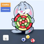 Painel StickBall Pro sendo fixado com fita adesiva. Fácil instalação em portas, paredes e móveis.